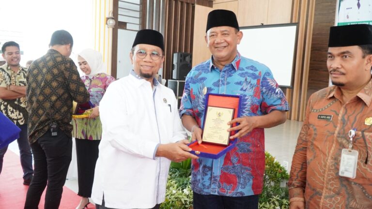 Ikut Serahkan 14 Bantuan Beda Rumah, Syah Afandin Terima Penghargaan Tokoh Peduli Zakat Baznas Langkat