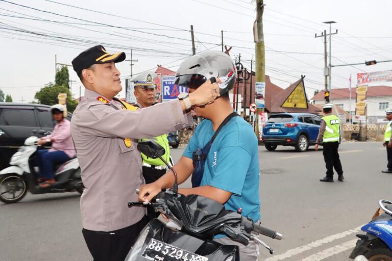Kapolres Padangsidimpuan AKBP Dudung Setyawan Bagikan Helm Gratis Saat Operasi Zebra