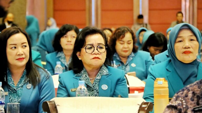 Ny. Ratnawati Radiapoh Hasiholan Sinaga Ketua Pembina Posyandu  Simalungun