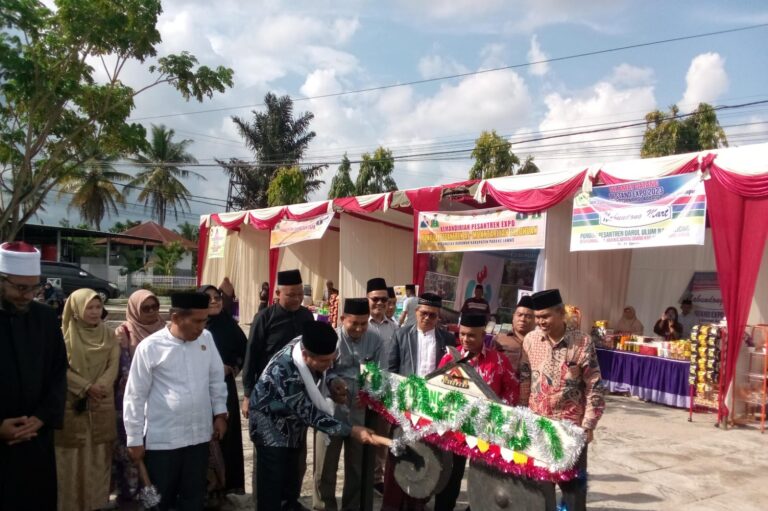 Jelang Hari Santri : Rektor UIN Syahada Padangsidimpuan Buka Ekspo Kemandirian Pondok Pesantren