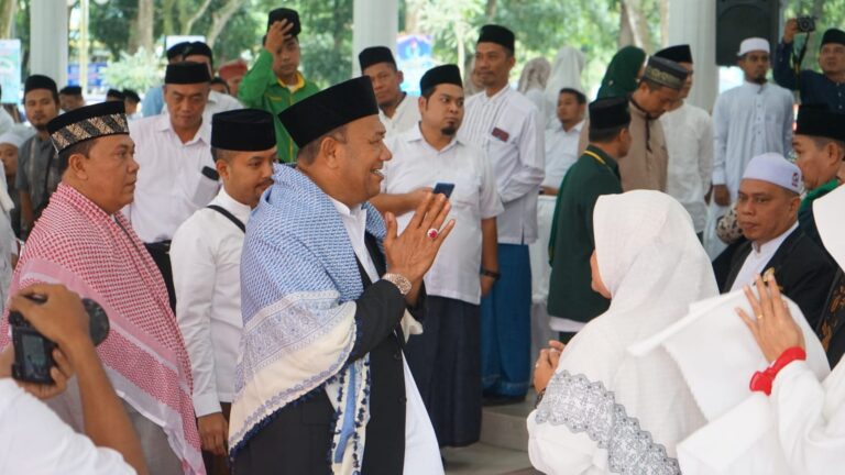Syah Afandin Terima Penghargaan Kepala Daerah Peduli Ponpes