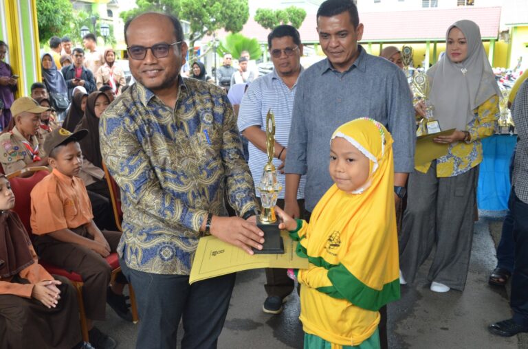 Pj Wali Kota Serahkan Hadiah ke Pemenang Lomba HUT Padangsidimpuan