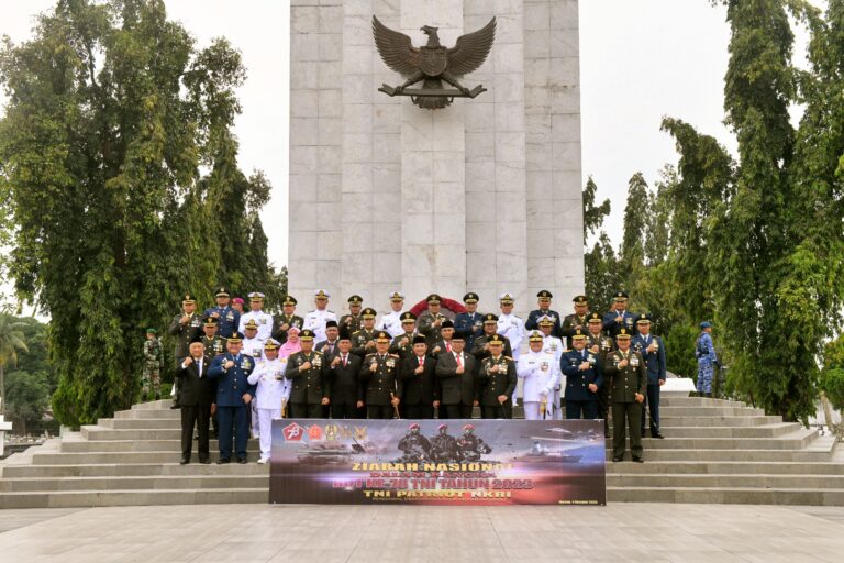 Pj Gubernur Sumut Ziarahi Makam Gubernur Marah Halim Harahap dan Raja Inal Siregar