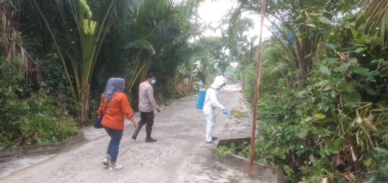 Bhabinkamtibmas Polres Sergai Bersama Puskesmas Laksanakan Fogging