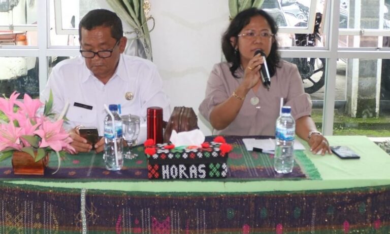 Priska Situmorang saat menjabat sebagai Direktur RSUD dr. Hadrianus Sinaga Pangururan mendampingi Rapidin Simbolon beberapa waktu lalu.
