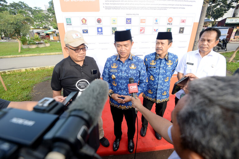 Apel Siaga Pengawasan Tahapan Kampanye,Pj Gubernur Sumut Bersama Ketua Bawaslu Teken Kesepakatan Pemilu Damai 2024