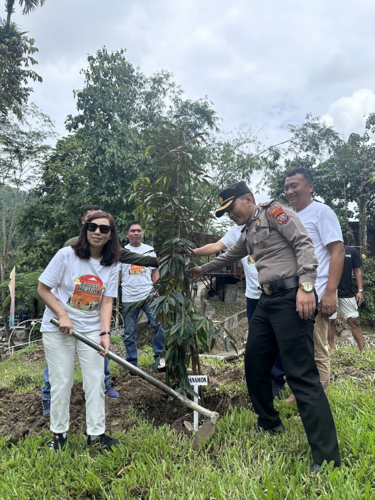 Danamon Peduli: Tanam 200 Pohon dan Membangun Pondok Edukasi di Desa Tambunan 