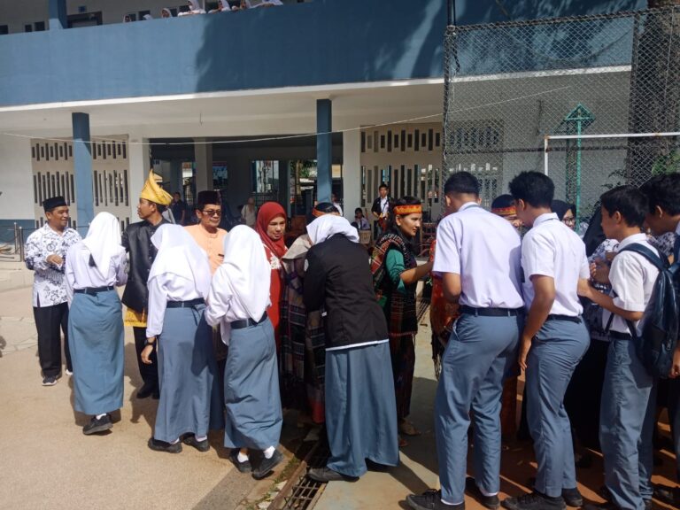 Suasana Haru dan Lomba Warnai HGN di SMAN 3