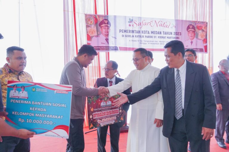Bobby Nasution Beri Bantuan Rp 50 Juta di Gereja Katolik Paroki ST Kodrat Martubung