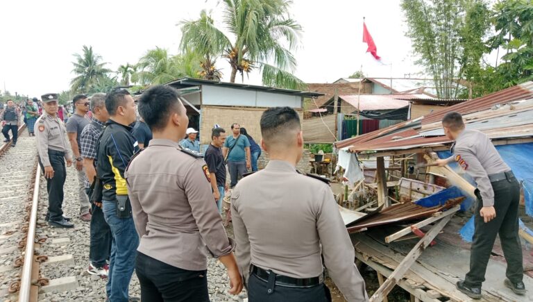 Polsek Percut Gerebek Sarang Judi dan Narkoba di Pinggiran Rel Tembung