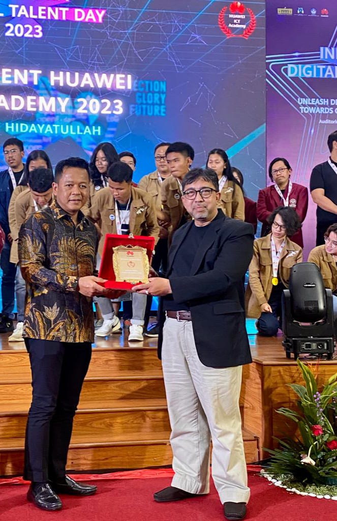 Rektor USU Raih Penghargaan Pembinaan Talenta Digital dari KSP-Huawei