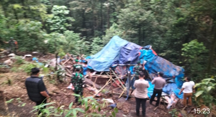 Gubuk Narkoba dan Judi di Sepanjang Jalan Medan-Berastagi Diratakan Polri dan TNI