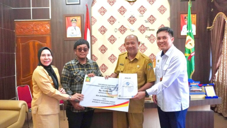 Syah Afandin Serahkan Santunan ke Ahli Waris Korban Meninggal di Objek Wisata