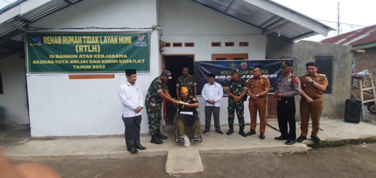 Dandim 0203/LKT Serahkan Kunci Rehab Rumah Tidak Layak Huni