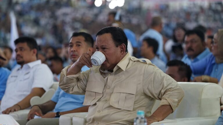 Junjung Tinggi Tata Krama, Prabowo Minum Kopi dengan Tangan Kanan Sambil Duduk Bersimpuh