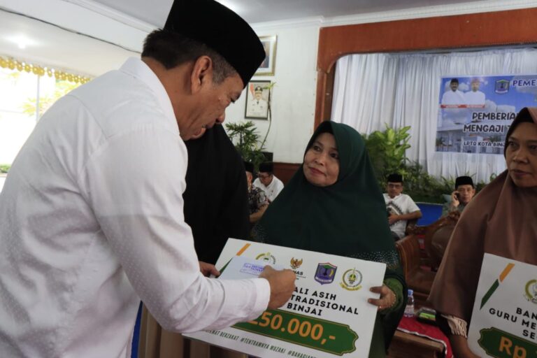 Pemko Binjai Serahkan Tali Asih Kepada 785 Orang Guru Mengaji