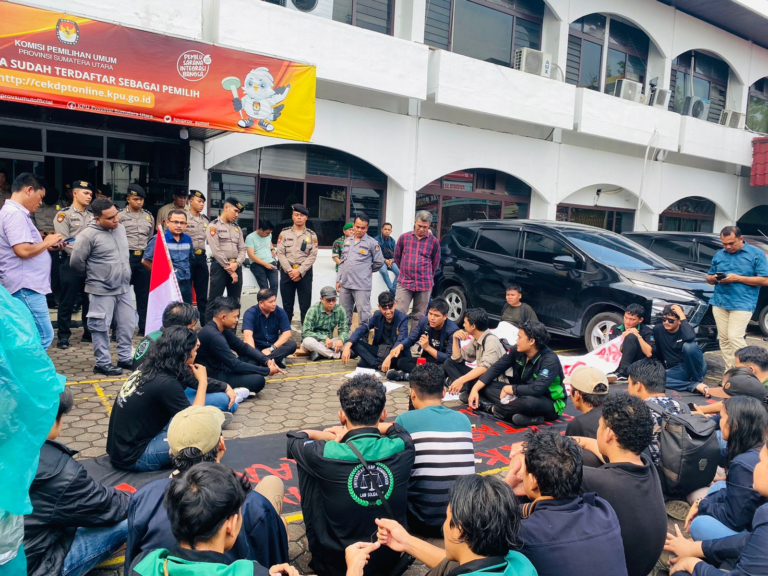 Puluhan Mahasiswa Demo KPU Sumut Kritisi Pemilu 2024