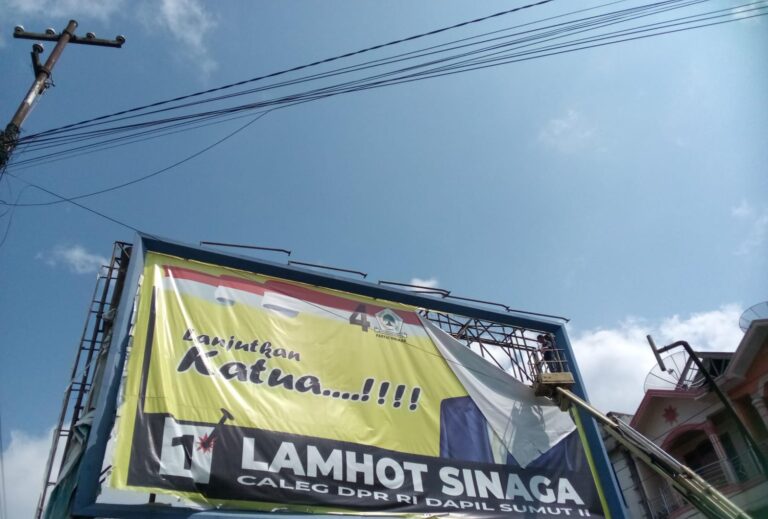 Alat Peraga Kampanye di Kota Padangsidimpuan Dibersihkan 