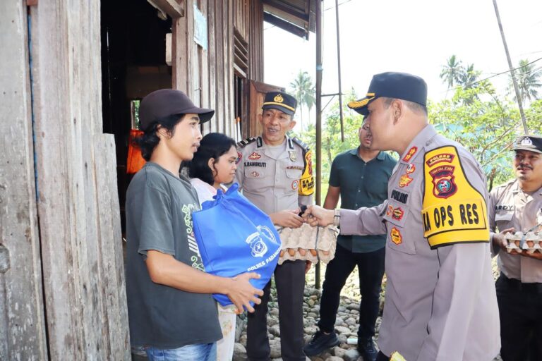 Memperkuat Silahturahmi Polri Bagikan Beras Kepada Warga Kurang Mampu 