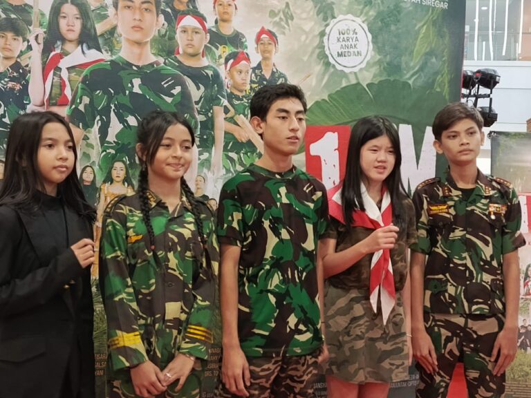 Launching Film 1 CM di Medan, Mak Beti Puji Pemeran: Kalian Hebat!