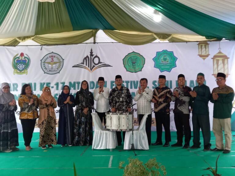 Kadisdik Provsu Tutup Gebyar PAI ke 17 MTQ dan Festival Seni Islami di SMAN 3