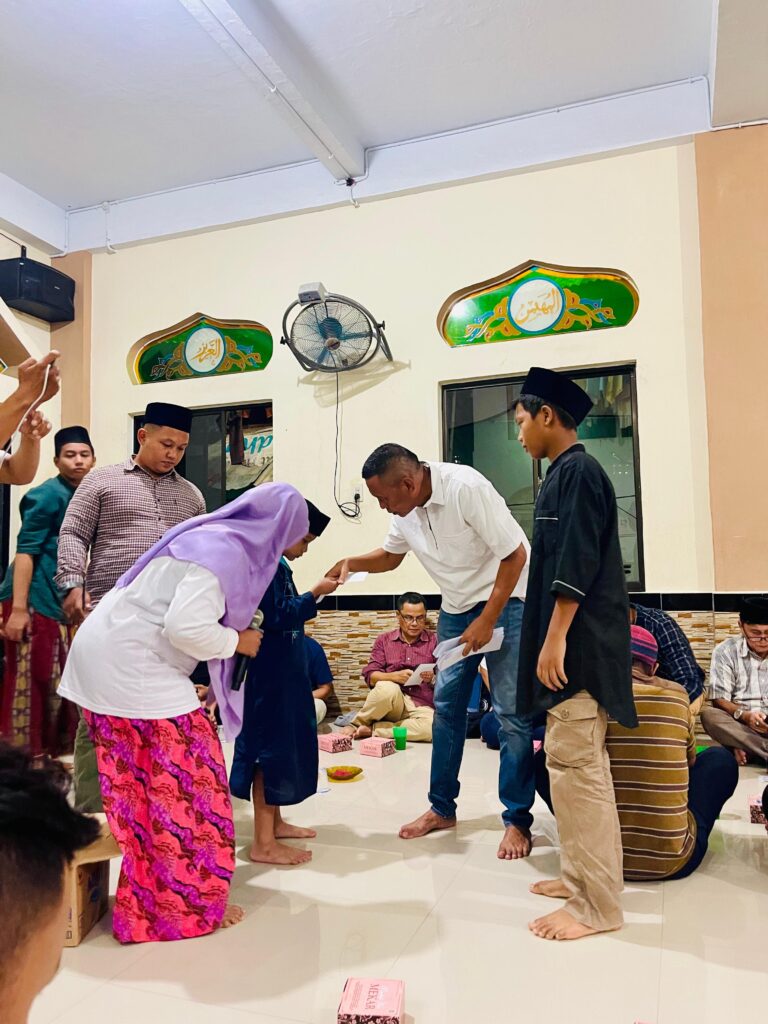 AQUA Menyantuni Para Anak Yatim di Masjid Jami’ Aur, Kampung Aur Lembah, Medan