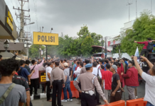 Sampaikan Aspirasi, Mahasiswa dan Polisi Saling Dorong di Polrestabes Medan