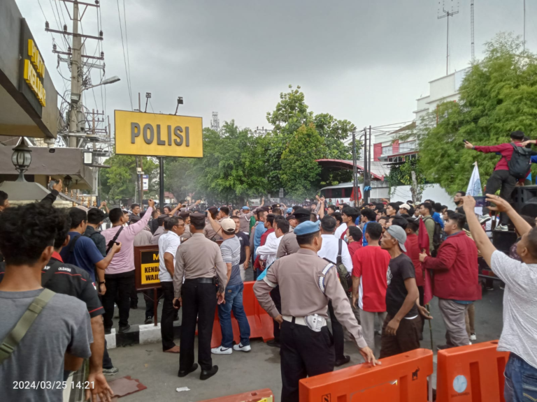 Sampaikan Aspirasi, Mahasiswa dan Polisi Saling Dorong di Polrestabes Medan