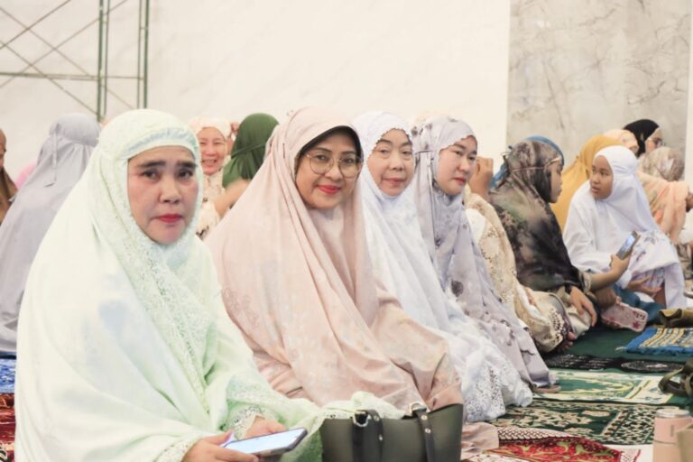 Wali Kota Binjai Shalat Tarawih Perdana di Masjid Al-Fatih