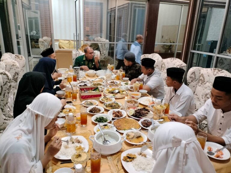 Disela-sela Kesibukan, Pj.Bupati Langkat Berbuka Puasa dengan Anak-anak Yatim-piatu