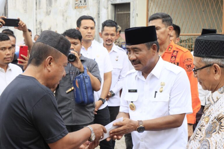Wali Kota Binjai Bersama Baznas Berikan Bantuan Kepada Korban Kebakaran