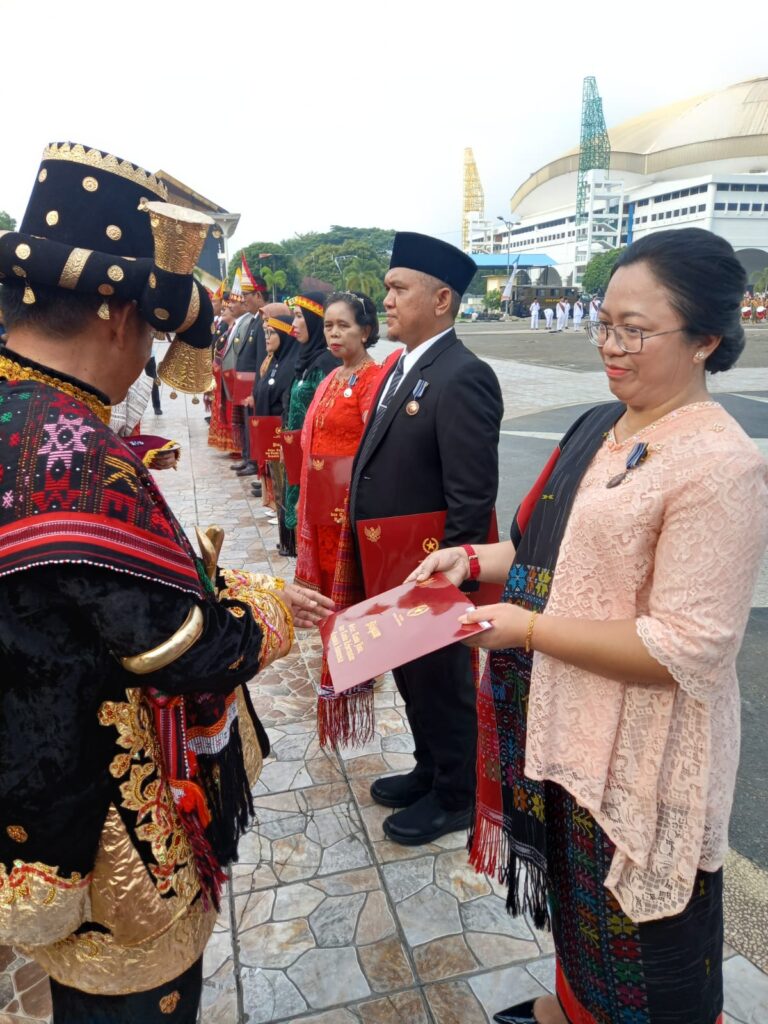 Kepala UPTD TIKP Terima Satyalancana Karya Satya dari Presiden RI