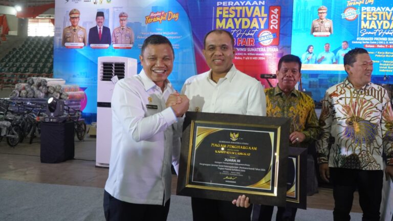 Bupati Langkat Faisal Hasrimy Terima Paritrana Award 2024