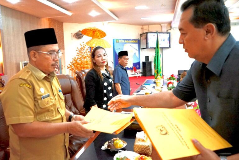 Musti Hadiri Paripurna Penyampaian Laporan Hasil Reses Anggota DPRD Langkat