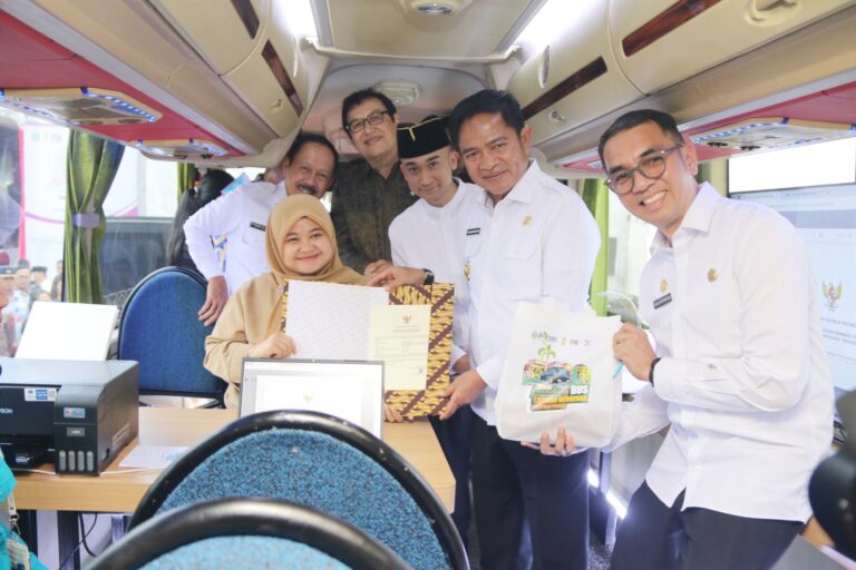 Pj Gubernur Sumut Luncurkan Bus Perizinan Berusaha, Perizinan Berusaha Semakin Mudah dan PAD Meningkat