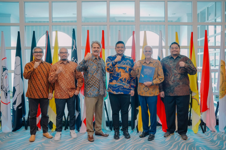 Hadiri Peluncuran Buku Kerajaan dan Kesultanan Nusantara