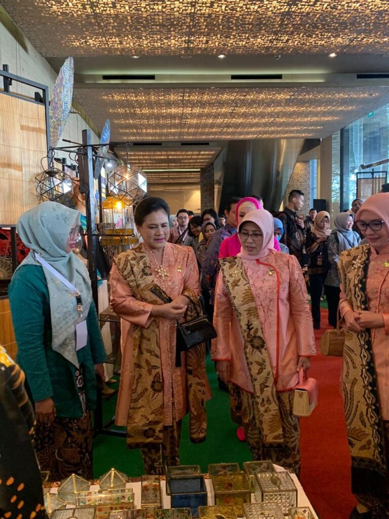 Ketua Dekranasda Binjai Hadiri Perayaan HUT Dekranas Ke-44 di Solo