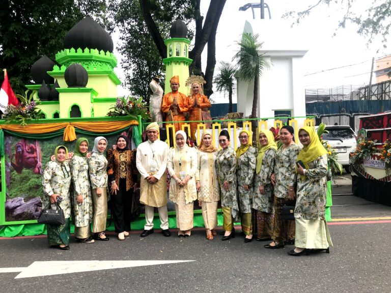 Promosikan Wisata dan Budaya, Pj. Bupati Langkat ikutParade Mobil Hias di Kota Solo