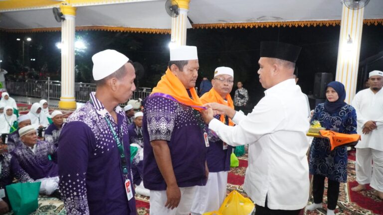 Pj Bupati Langkat Faisal Hasrimy Lepas 113 Jemaah Calon Haji Kloter 7 Langkat Ba’da Subuh