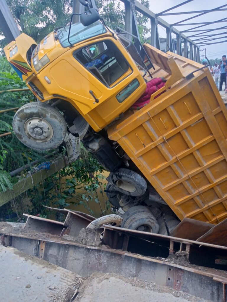 “Titi Besi” Batang Serangan Ambruk Tidak Ada Korban Jiwa, Pengguna Jalan Diarahkan Melintasi Jembatan Darurat