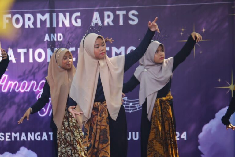 Sekolah Alam Semangat Bangsa Adakan Pertunjukan Seni dan Wisuda Bertajuk Among The Stars
