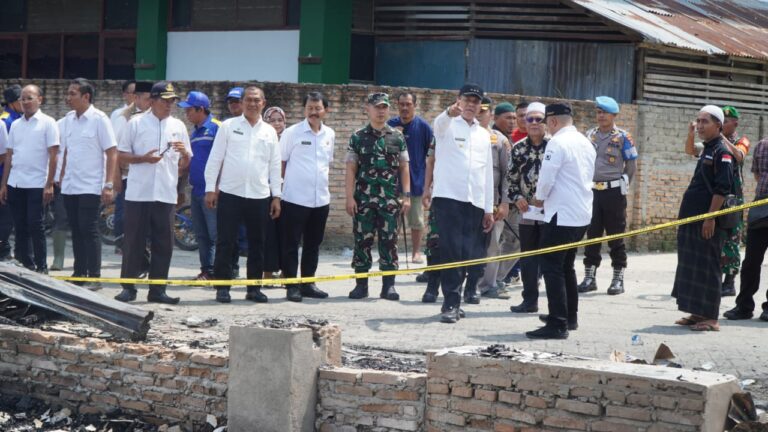 Pj Bupati Langkat Tinjau Korban Kebakaran di Kecamatan Padang Tualang