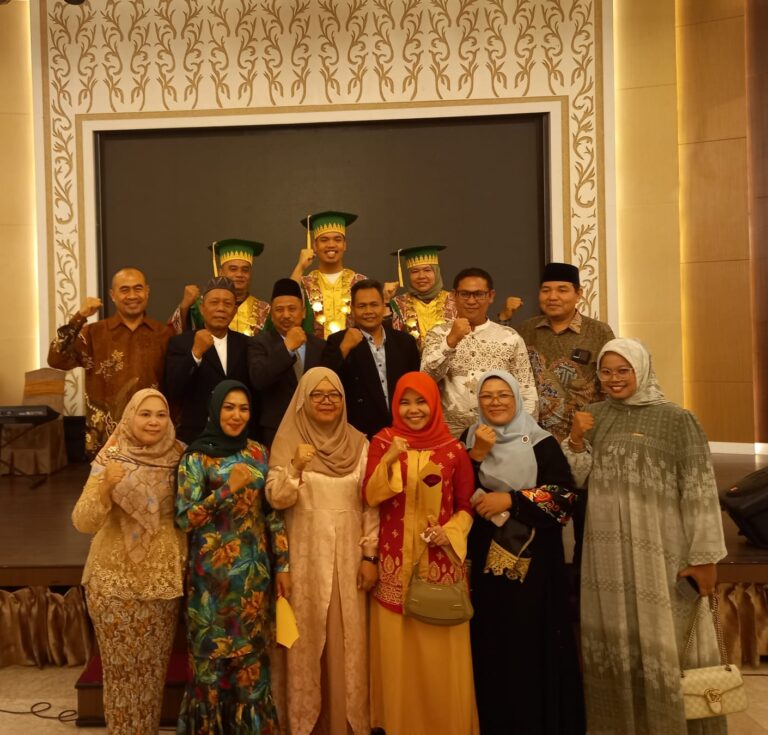Rektor UNPAB Kukuhkan Dua Lektor Kepala di Wisuda ke 72