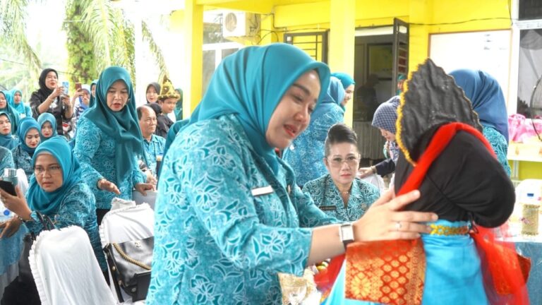 Adakan Pertemuan Bulanan di Besitang, Ketua TP. PKK Langkat serahkan Bantuan dari Presiden RI