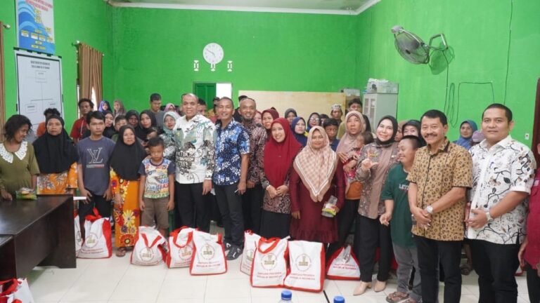 Pj. Bupati Langkat serahkan langsung 122 Paket Sembako bantuan Presiden RI di 3 Kecamatan