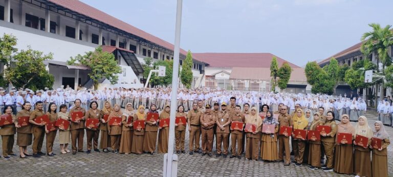 36 Guru SMK Negeri 9 Medan Terima Satya Lencana Karya Satya