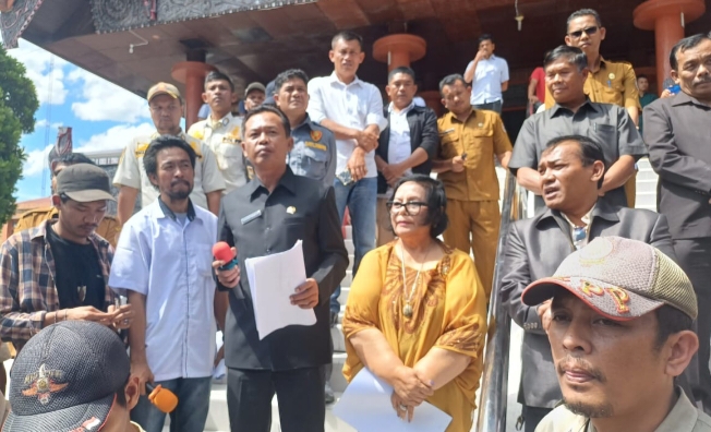Massa Permata Demo di DPRD Taput, Tuntut Pj Bupati Segera Mundur