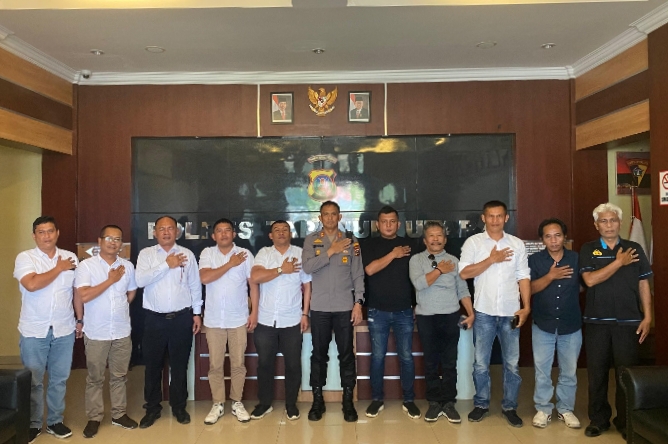 Nikmat Kue PWI Bona Pasogit untuk Kado HUT ke – 78 Bhayangkara
