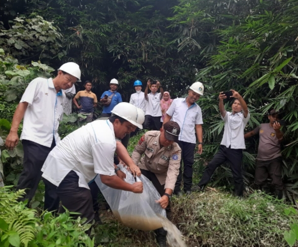 PKS Dolok Ilir PTPN4 Tabur Ribuan Bibit Ikan di Kanal Sungai Bah Bolon