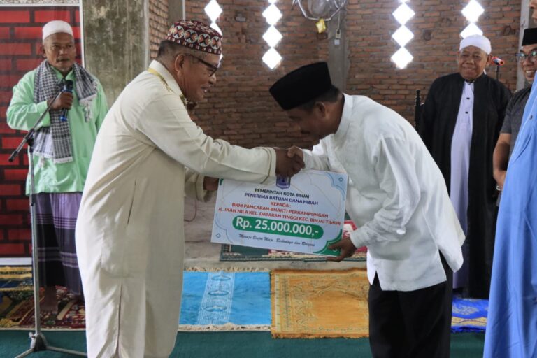 Pemko Binjai Serahkan Bantuan Hibah Kepada Masjid Pancaran Bhakti Perkampungan
